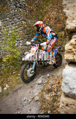 Driver non identificato a disco gara di enduro in Soko Banja, Serbia. Foto Stock