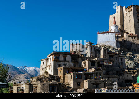 Case di vecchia cittadina di Leh, capitale del Ladakh e situato a 3.600 m sopra il livello del mare, con una parte di Leh Palace sulla parte superiore. Foto Stock