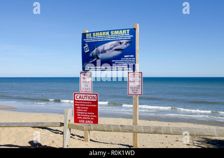 Shark cartelli di avvertimento sul Cape Cod National Seashore pubblicato dopo il grande squalo bianco attacca in corrispondenza LeCount Spiaggia Cava in Sud Wellfleet Massachusetts Foto Stock