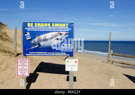 Shark cartelli di avvertimento sul Cape Cod National Seashore Cahoon spiaggia Cava in Wellfleet pubblicato dopo la Great White Shark attacchi Foto Stock