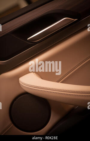 Immagine ravvicinata di un auto di apriporta e altoparlante. Foto Stock