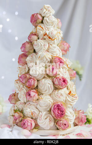 Zefir croquembouche con rose fiori. Foto Stock