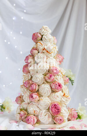 Zefir croquembouche con rose fiori. Foto Stock