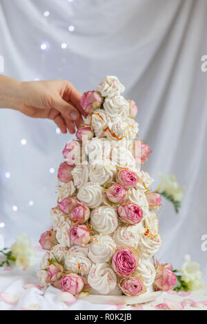 Zefir croquembouche con rose fiori. Foto Stock