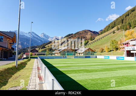 Muerren (Mürren), regione di Jungfrau, Svizzera - Ottobre 9, 2018: soleggiata giornata autunnale a Mürren con Allmendhubel funicolare (Allmendhubelbahn) in Foto Stock