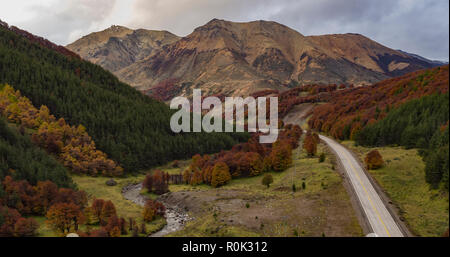 Carretera Austral visto dalle alture, questa parte della strada si trova tra Coyhaique e Villa Cerro Castillo in Patagonia del Cile Foto Stock