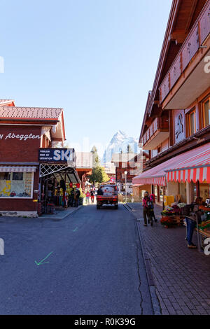 Muerren (Mürren), regione di Jungfrau, Svizzera - Ottobre 9, 2018: Street con la tradizionale architettura rurale a Mürren Foto Stock