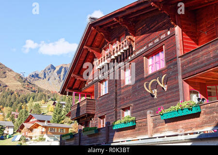 Muerren (Mürren), regione di Jungfrau, Svizzera - Ottobre 9, 2018: Tradizionale Casa rurale a Mürren Foto Stock