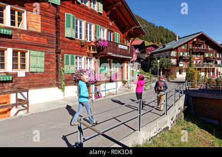 Muerren (Mürren), regione di Jungfrau, Svizzera - Ottobre 9, 2018: Turistica fotografare taditional casa rurale (Chalet Sonnheim) a Mürren Foto Stock