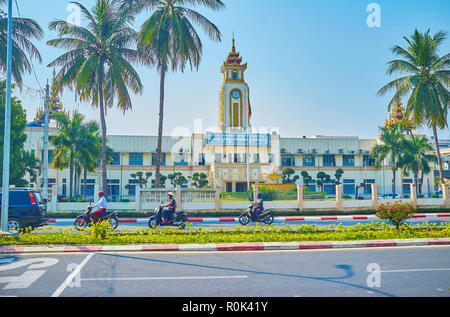 MANDALAY, MYANMAR - Febbraio 23, 2018: la bella torre in stile orientale con decorazioni scolpite situato sullo sviluppo comitato edificio, su F Foto Stock