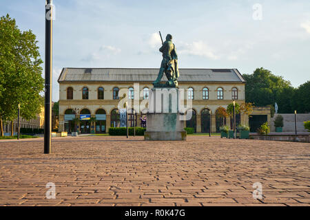 Metz/Grand-Est/Francia/Giugno 2018 : un soldato statua si trova di fronte all'Arsenal Show Hall Foto Stock