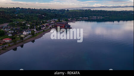 Vista aerea di Frutillar è osservata sul lago Llanquihue il Teatro del Lago Foto Stock