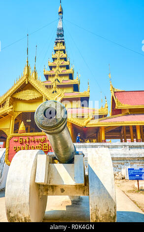 MANDALAY, MYANMAR - 23 febbraio 2018: il cannone sul basamento in pietra situato all'ingresso del Palazzo Reale, del 23 febbraio in Mandalay Foto Stock