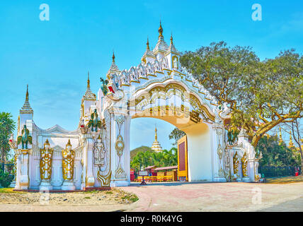 MANDALAY, MYANMAR - Febbraio 23, 2018: la bella telai laterali della Pagoda Kyauktawgyi decorata con sculture, del 23 febbraio in Mandalay Foto Stock