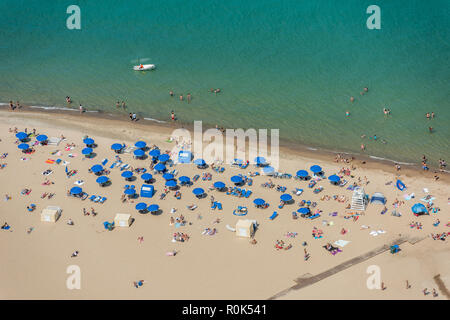 Vista aerea di bagnanti su Oak Street Beach Foto Stock