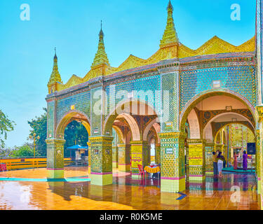 MANDALAY, MYANMAR - 23 febbraio 2018: il cortile del Su Taung Pagoda Pyae con decorate con piccoli pezzi di specchio facciata del tempio, su FEB. Foto Stock