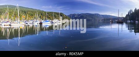 Ampio panorama panoramico paesaggistico Vista del braccio Indiano e degli yacht ormeggiati in Deep Cove Marina, Vancouver North Shore British Columbia Canada Foto Stock