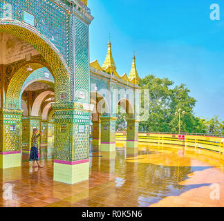 MANDALAY, MYANMAR - Febbraio 23, 2018: la bella su arcuata Taung Pyae Tempio con specchio che ricopre le pareti e gli archi, su 23 Febbraio in Mandalay. Foto Stock