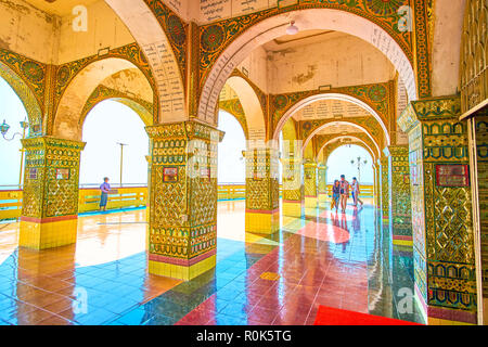 MANDALAY, MYANMAR - Febbraio 23, 2018: La galleria arcuata del Su Taung Pyae Tempio vanta ampi corridoi con specchio lavoro colonne decorate, su FEB. Foto Stock