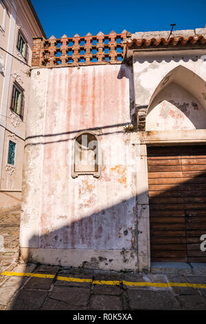 Vecchie strade in Izola, Slovenia. Foto Stock