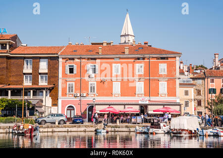 Izola, Slovenia - Ottobre , 2018: Waterfront di Izola in Slovenia nel giorno caldo e soleggiato. Foto Stock