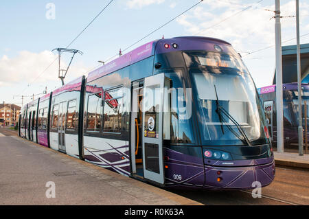 Blackpool tram 009 arrivati a Starr terminale di gate da Fleetwood in attesa di passare le vie per rendere al viaggio di ritorno Foto Stock