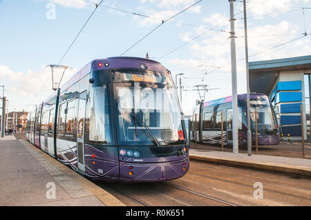 Blackpool tram 009 arrivati a Starr terminale di gate da Fleetwood in attesa di passare le vie per rendere al viaggio di ritorno il tram 005 in composto di deposito . Foto Stock