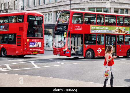 Londra Inghilterra,UK,Regno Unito Gran Bretagna,Covent Garden Strand,trasporti pubblici,traffico,svolta,autobus a due piani rosso,ragazze ragazze,femmina capretto Foto Stock