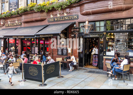 Londra Inghilterra,UK,Regno Unito Gran Bretagna,Covent Garden Nicholson's,ristorante ristoranti ristorazione mangiare caffè bistrot,The Wellingto Foto Stock