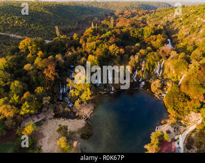 Vista aerea della cascata Kravica in Bosnia ed Erzegovina, colori dell'autunno. Foto Stock