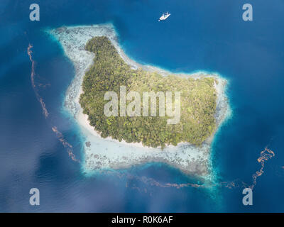 Vista aerea delle isole vicino Batanta nel nord di Raja Ampat, Indonesia. Foto Stock