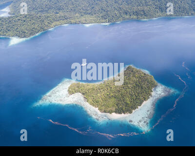 Le bellissime isole vicine Batanta nel nord di Raja Ampat, Indonesia. Foto Stock