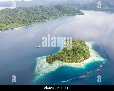 Le bellissime isole vicine Batanta nel nord di Raja Ampat, Indonesia. Foto Stock