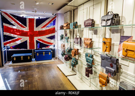 Londra Inghilterra,UK,Regno Unito Gran Bretagna,Covent Garden Market,mercato,shopping, ristoranti, The Cambridge Satchel Company, shopping shoppe Foto Stock