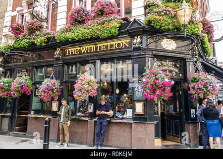 Londra Inghilterra,UK,Covent Garden,White Lion,pub tradizionale public house bar,esterno,flower planters,uomo uomo maschio,ristorante ristoranti cibo Foto Stock