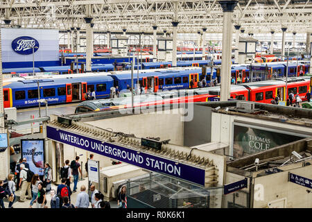 London England,UK,Lambeth South Bank,Waterloo Station,treni,ferrovia,stazione ferroviaria,stazione della metropolitana ingresso della metropolitana,National Rail Network Central Foto Stock