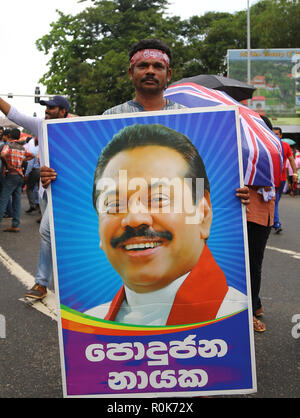 Lo Sri Lanka. 05 Nov, 2018. Sostenitore trasportare cartello con foto di Sri Lanka dell ex presidente e recentemente nominato primo ministro Mahinda Rajapakse in un rally in Colombo, Sri Lanka, lunedì 5 novembre 2018 Credit: Pradeep Dambarage/Pacific Press/Alamy Live News Foto Stock