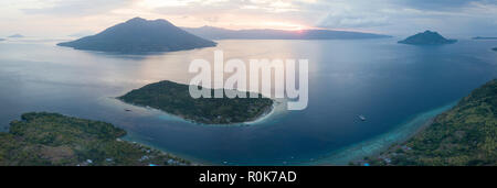 Una veduta aerea delle isole vulcaniche nella Pantar stretto di Indonesia. Foto Stock