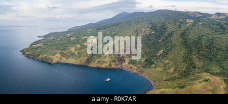 Vista aerea della baia di Beangbeang, sull'isola di Pantar in Indonesia. Foto Stock