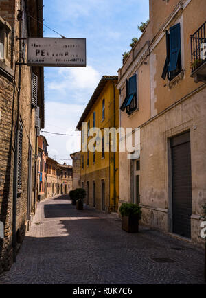 Le scene e i dettagli dell'incantevole villaggio italiano di Corinaldo, nelle Marche di Italia Foto Stock