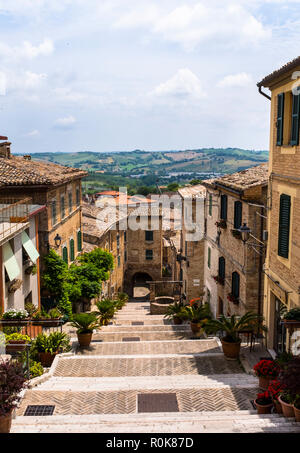 Le scene e i dettagli dell'incantevole villaggio italiano di Corinaldo, nelle Marche di Italia Foto Stock