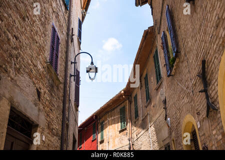 Le scene e i dettagli dell'incantevole villaggio italiano di Corinaldo, nelle Marche di Italia Foto Stock