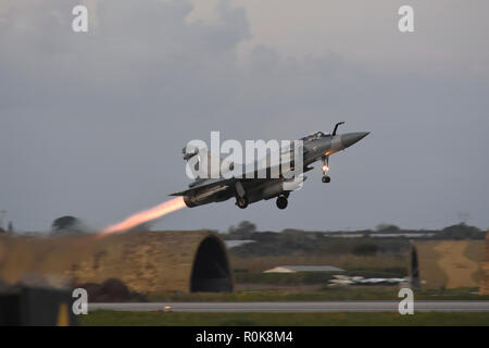 Mirage 2000 dal greco Air Force di decollare. Foto Stock