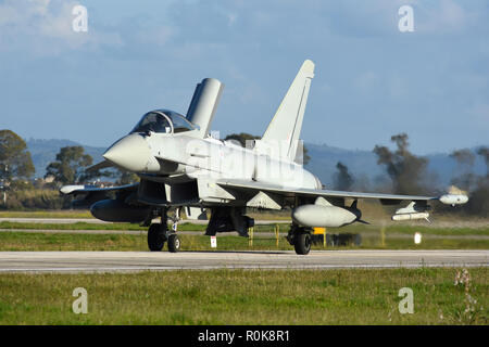 Royal Air Force Typhoon FGR4 rullaggio. Foto Stock