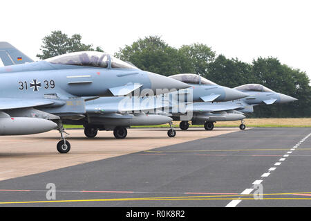 German Air Force Eurofighter EF.2000 leggere per il decollo. Foto Stock