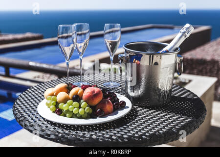 Frutta fresca e cold champagne in piscina Foto Stock