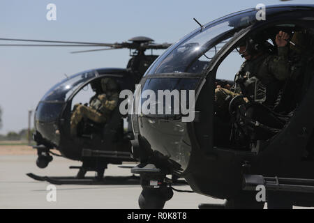 Stati Uniti I soldati dell esercito preparare un A/MH-6X Missione Enhanced Uccellino elicottero. Foto Stock