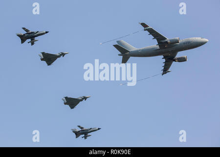 Airbus A400M del tedesco della Air Force con il rifornimento di carburante in cialde. Foto Stock
