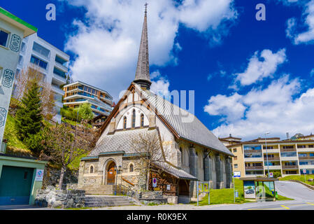 Piccola chiesa nelle Alpi, Davos, dei Grigioni Svizzera Foto Stock