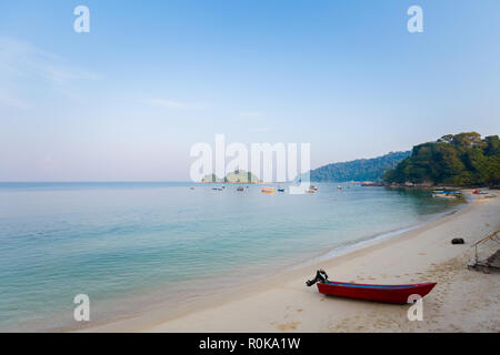Teluk Nipah Coral Beach sull Isola di Pangkor in Malaysia. Bellissimo paesaggio con mare prese nel sud est asiatico. Foto Stock